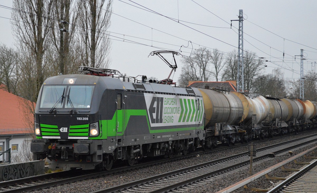 Geht kurz vor Jahresschluss also doch noch mein Wunsch in Erfüllung, ein regulärer Plangüterzug mit einer Siemens-Vectron bespannt und dann noch mit einer aus dem relativ neuen ELL - European Locomotive Leasing Fuhrpark. Nachdem wir im Nordosten nur Zufallsschüsse bzw. einige weinige Fußballsonderzüge die mit Vectron-Lokomotiven bespannt waren ergattern konnten, macht sich dieser Loktyp weiterhin völlig rar, BoxXpress und RTB setzen sie auf ihren wenigen Plantouren in unserer Gegend leider nicht ein, und die bei uns täglich verkehrenden Logistiker HGK/RHC und ITL haben weiterhin bisher keine Vectron im Fuhrpark. Es ist wirklich schade und das wo sich in Süd-, West- und Norddeutschland die Bahnfans längst satt gesehen haben an diesem Loktyp und eher schon Langeweile verspüren wenn sie sie sichten. Wie auch immer hier also ELL 193 208 (91 80 6193 209-6 D-ELOC, Siemens Bj.2014) aktuell an LTE vermietet mit dem mehrmals monatlich verkehrenden Kesselwagenzug (Kreideschlamm) Richtung Schwedt am 18.12.14 Berlin-Karow am späten Vormittag.