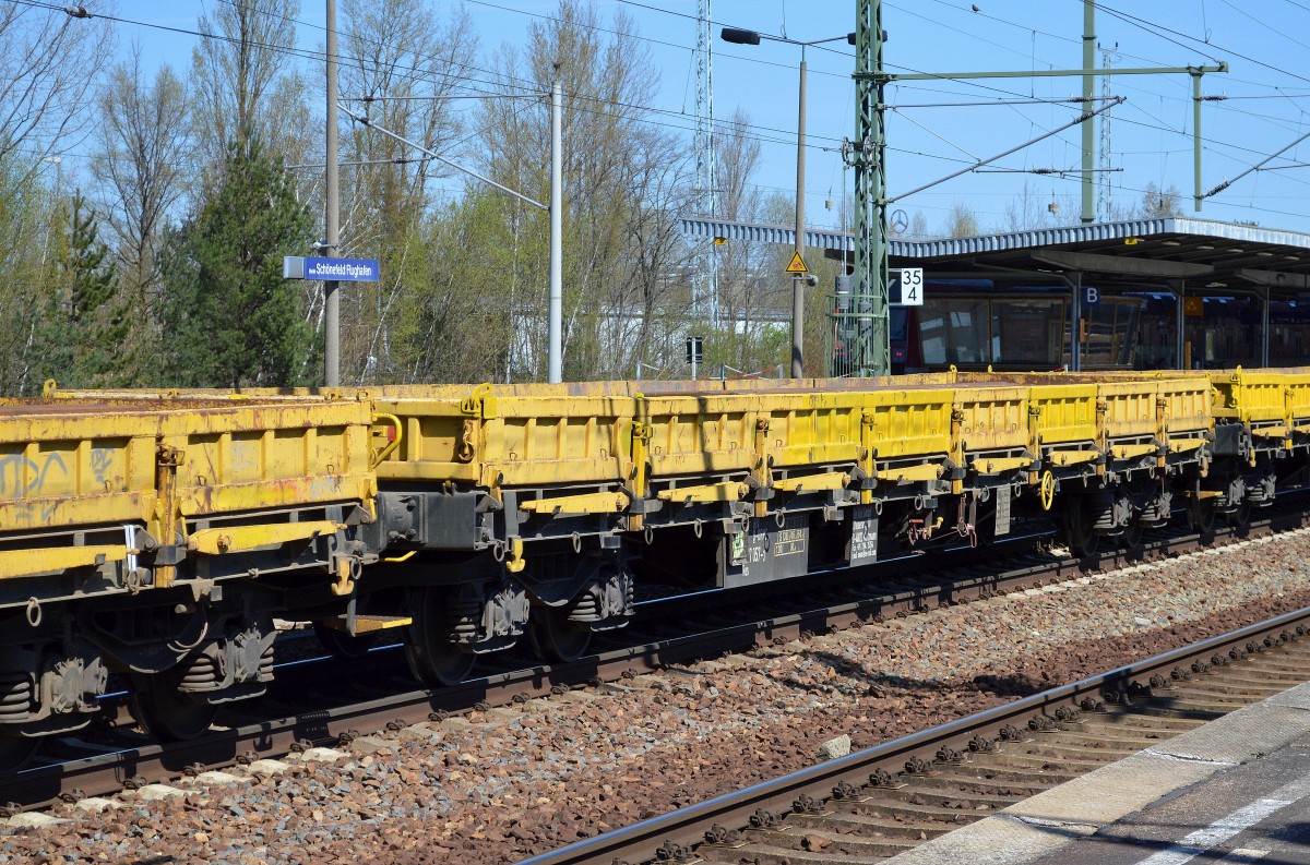 Gelber Drehgestell-Flachwagen vom Einsteller On Rail GmbH mit der Nr. 33 RIV 80 D-ORME 3997 057-3 Res am 20.04.15 Bhf. Flughafen Berlin-Schönefeld.