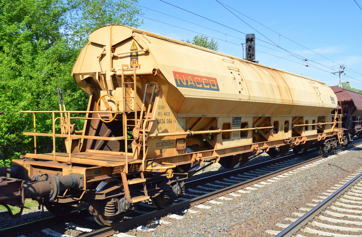 Gelber Drehgestell-Schüttgutwagen mit Schwenkdach und dosierbarer Schwerkraftentladung vom Einsteller NACCO mit der Nr. 33 RIV 80 D-NACCO 0834 084-0 Tads am 10.05.16 Berlin-Hohenschönhausen.