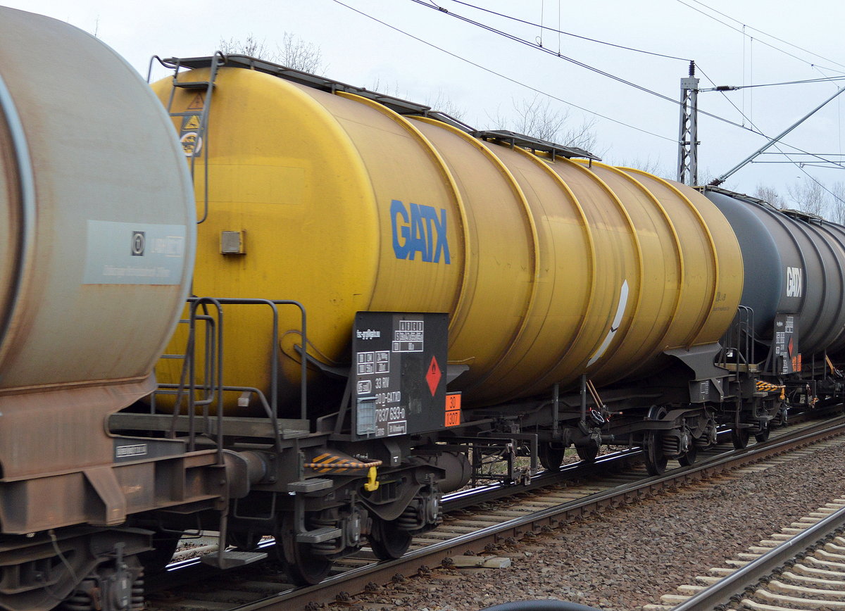 Gelber Kesselwagen vom Einsteller GATX in Deutschland mit der Nr. 33 RIV 80 D-GATXD 7837 693-0 Zans Bf. Altenburg (UN-Nr.:90/1307 = Xylole) am 21.03.17 Bf. Berlin-Hohenschönhausen.