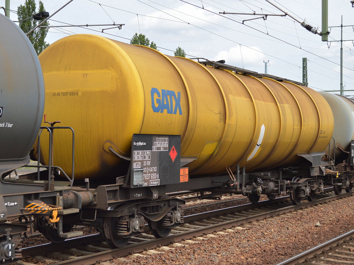 Gelber Kesselwagen vom Einsteller GATX in Deutschland mit der Nr. 33 RIV 80 D-GATXD 7837 693-0 Zans Bf. Altenburg (UN-Nr.: 30/1307 = Xylole (Xylene)) am 27.06.17 Bf. Flughafen Berlin-Schönefeld.