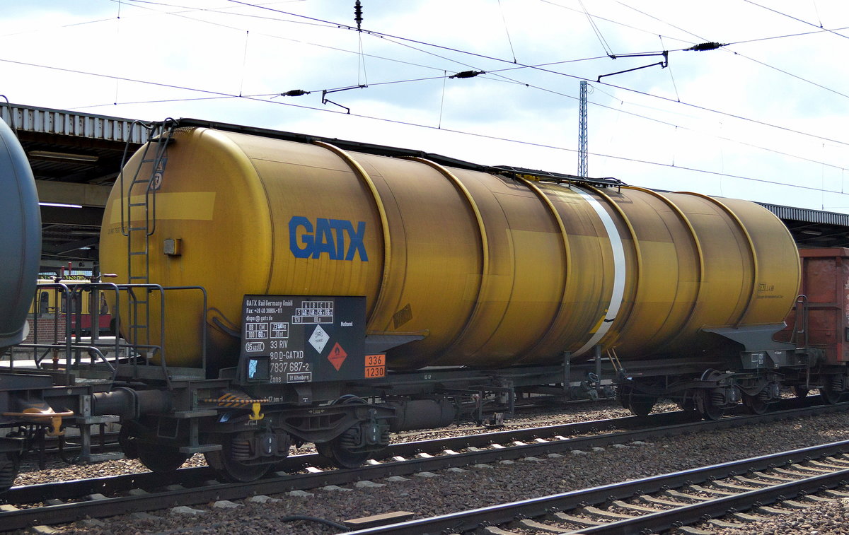 Gelber Kesselwagen vom Einsteller GATX Germany mit der Nr. 33 RIV 80 D-GATXD 7837 687-2 Zans B. Altenburg (UN-Nr.: 336/1230 = Methanol)am 26.04.17 Bf. Flughafen Berlin-Schönefeld.