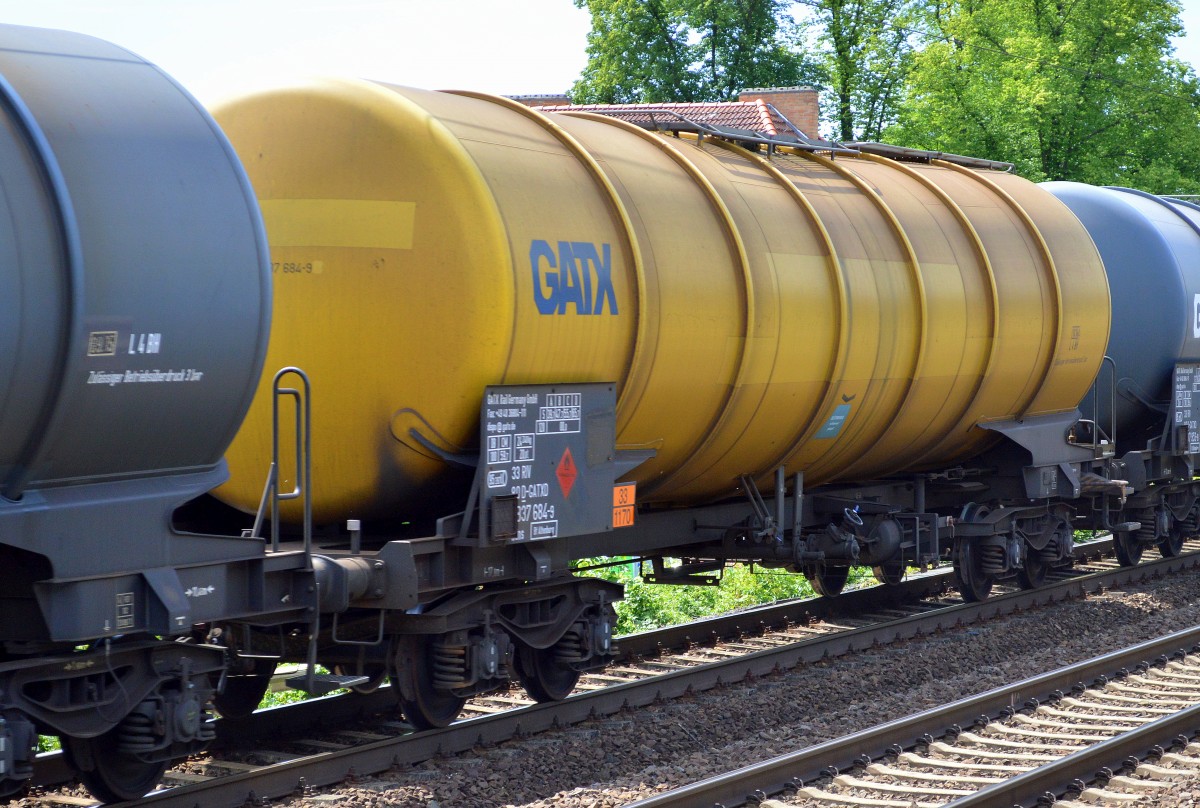 Gelblicher Kesselwagen vom Einsteller GATX in Deutschland mit der Nr. 33 RIV 80 D-GATXD 7837 684-9 Zans Bf. Altenburg lt. Gefahrstofftafel 33/1170 f�r den Transport von Ethanol am 18.06.14 Berlin-Karow.