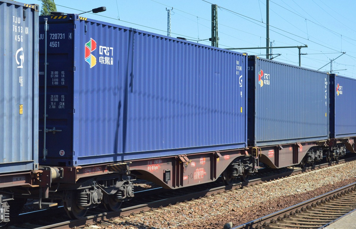 Gelenk-Containertragwagen der DB mit der Nr. 31 RIV 80 D-DB 4960 310-9 Sggrss 733.2 beladen mit zwei blauen Containern in einem Containerzug der nur mit diesen Containern bealden war am 05.06.15 Bhf. Flughafen Berlin-Schönefeld.