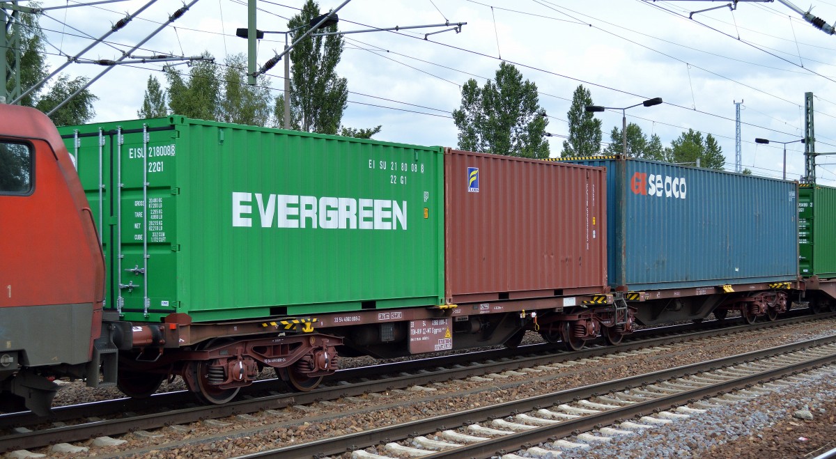 Gelenk-Containertragwagen dr tschechischen Fa. METRANS s.a. mit der Nr. 33 TEN-RIV 54 CZ-MT 4960 808-2 Sggrss 476.1.1 DOM.ST: PRAHA-UHRINEVES am 26.06.14 Bhf. Flughafen Berlin-Sch�nefeld.