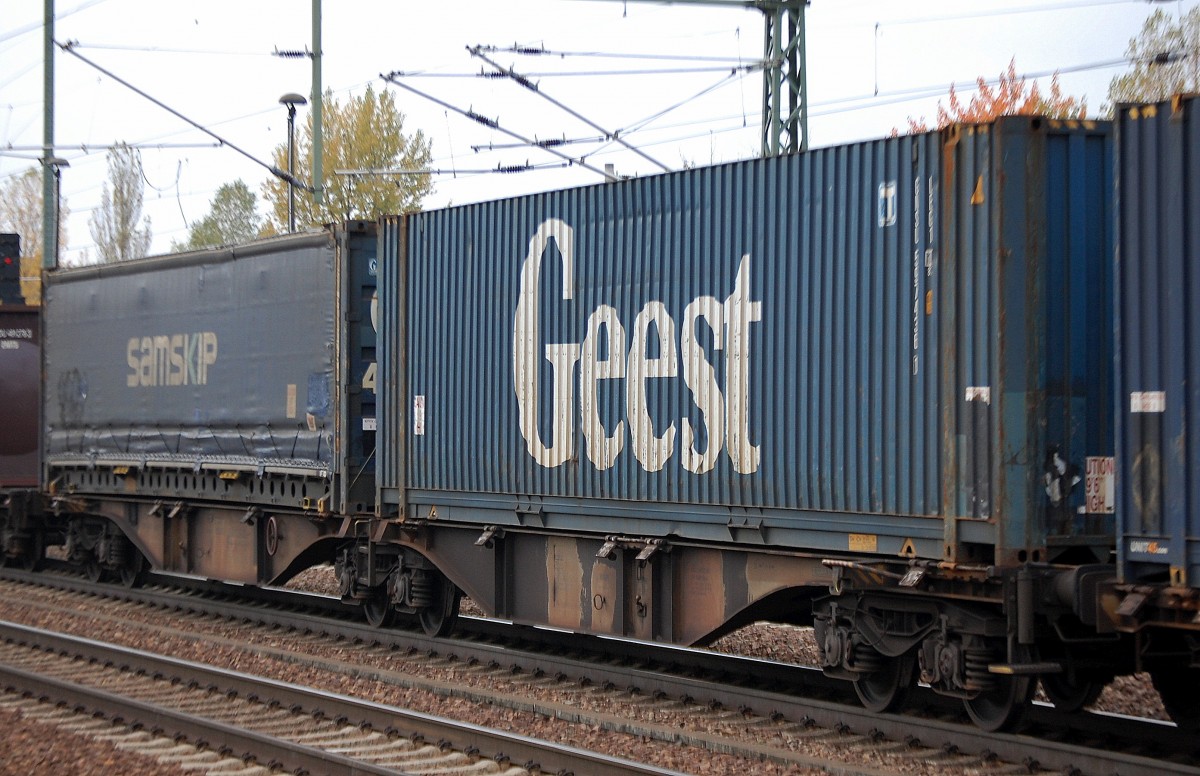 Gelenk-Containertragwagen eingestellt in Deutschland mit der Nr. 33 RIV 68 D-AAEC 4953 213-8 Sggmrs 90`.69 beladen mit Container und Wechselpritsche eines LKW am 16.10.13 Bhf. Flughafen Berlin-Sch�nefeld.