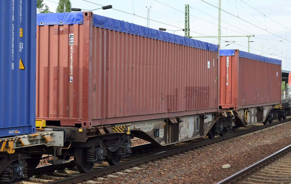 Gelenk-Containertragwagen vom Einsteller AAE mit der Nr. 37 RIV 80 D-AAEC 4952 065-3 Sggmrs 90´.111 am 28.07.16 Bf. Flughafen Berlin-Schönefeld.