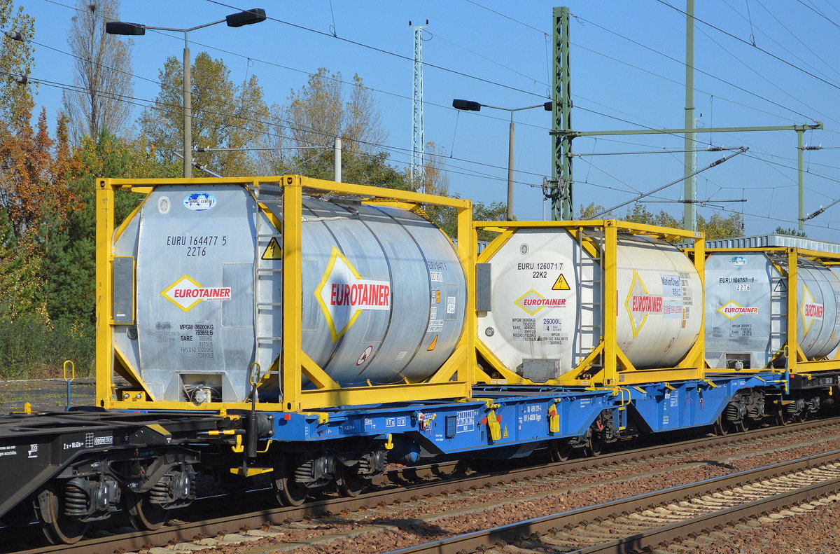 Gelenk-Containertragwagen vom Einsteller AXBENET, s.r.o. mit deutscher Registrierung mit der Nr. 37 RIV 80 D-AXBSK 4950 339-4 Sggrs beladen mit EUROTAINER Tankcontainern am 16.10.17 Bf. Flughafen Berlin-Schönefeld.