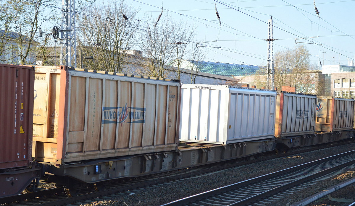 Gelenk-Containertragwagen vom Einsteller METRANS mit deutscher Registrierung mit der Nr. 37 TEN 80 D-MT 4576 101-2 Sggnss mit NIJHOF/WASSINK Spezialcontainern beladen am 29.11.17 Berlin-Köpenick.