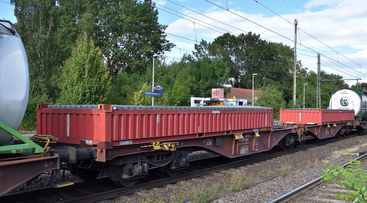 Gelenk-Containertragwagen vom Einsteller METRANS (Tschechien) mit der Nr. 31 TEN 54 CZ-MT 4803 013-0 Sggrss mit zwei interessanten flachen Containern mit Plane abgedeckt in einem Containerzug am 01.08.25 Höhe Bahnhof Niederndodeleben.