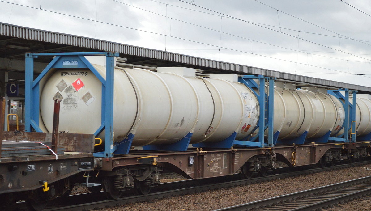 Gelenk-Containertragwagen vom Einsteller TOUAX mit der Nr. 37 TEN 80 D-TOUAX 4960 445-7 Sggrss 579.0 mit zwei großen 40ér tank-Containern (UN-Nr.: 30/3065 = Alkoholische Getränke mit mehr als 24 Vol.-%, höchstens 70 Vol-% Alkohol am 30.01.18 Bf. Flughafen Berlin-Schönefeld.