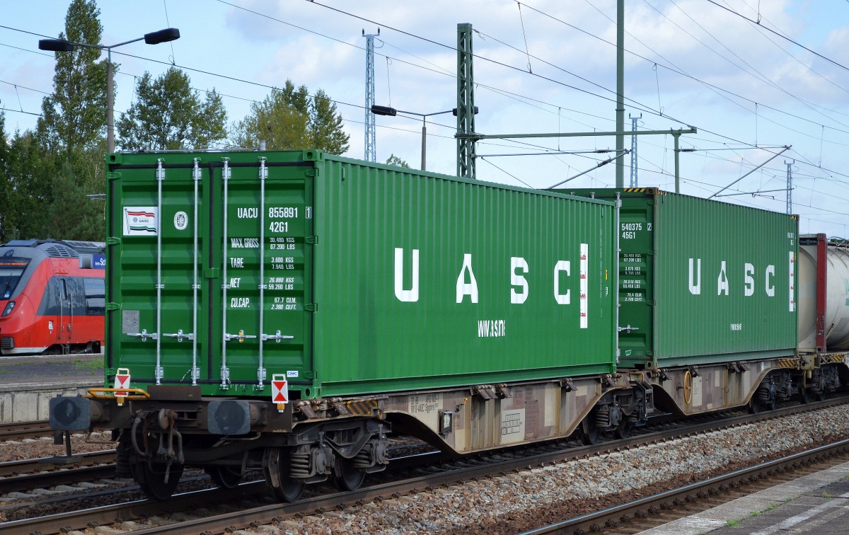 Gelenk-Containertragwagen mit der Nr. 33 RIV 68 D-AAEC 4953 103-1 Sggmrs 90.49 beladen mit zwei UASC Containern am 09.09.14 Bhf. Flughafen Berlin-Sch�nefeld.