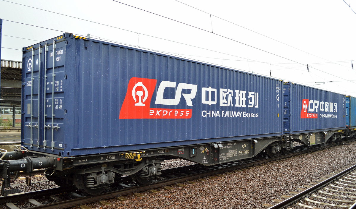 Gelenk-Containertragwagen der PKP Cargo mit der Nr. 31 TEN 51 PL-PKPC 4960 047-2 Sggrss-K 2151 am 29.06.16 Bf. Flughafen Berlin-Schönefeld.