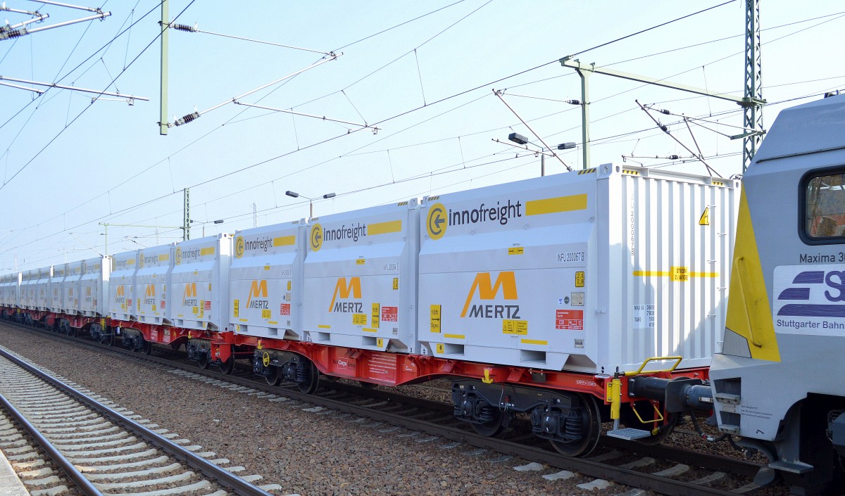 Gelenk-Containetragwagen mit der Nr. 31 TEN 81 A-RCW 4854 084-8 Sggrrs der Rail Cargo Group (ÖBB) aus Österreich beladen mit innofreight Spezialcontainern der Rail Cargo Group vermietet an die Fa. MERTZ Sand- und Kieswerke GmbH & Co. KG am 29.10.15 Flughafen Berlin-Schönefeld.