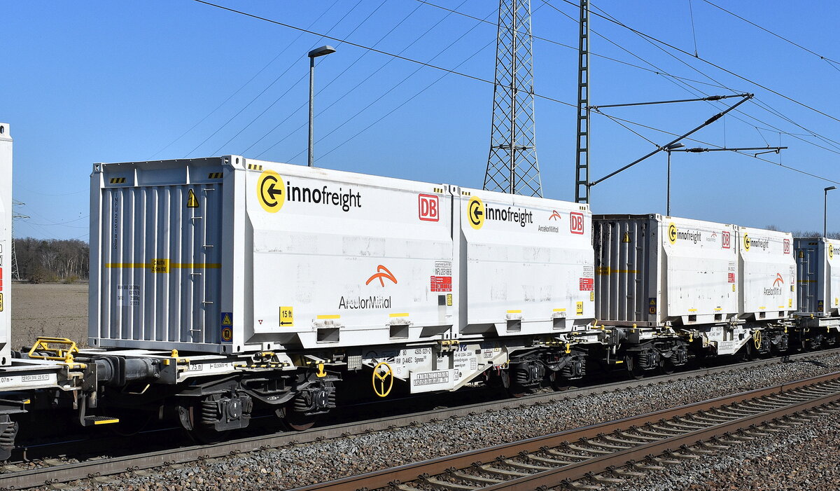 Gelenk-Drehgestellcontainertragwagen für die innofreigt Schüttgutcontainer von ArcelorMittal /DB für Kalk Transporte vom Einsteller VTGCH / AAEC mit deutscher Registrierung mit der Nr. 33 RIV 80 D-AAEC 4505 021-2 Sgmmns 130 in einem Ganzzug am 20.03.25 Höhe Bahnhof Rodleben.