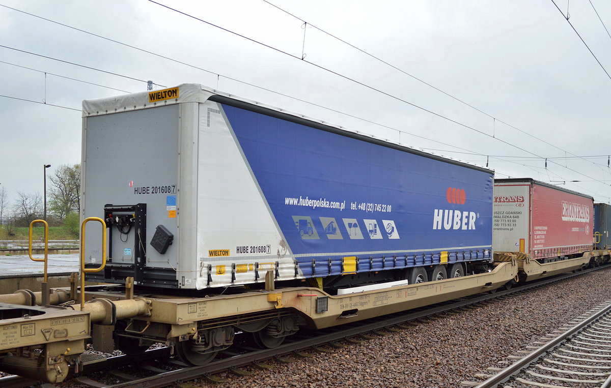 Gelenk-Taschenwagen aus der Schweiz mit der Nr. 33 TEN-RIV 85 CH-AARC 4993 101-6 Sdggmrs175 mit polnischen LKW-Trailern am 14.04.16 Bf. Flughafen Berlin-Schönefeld.