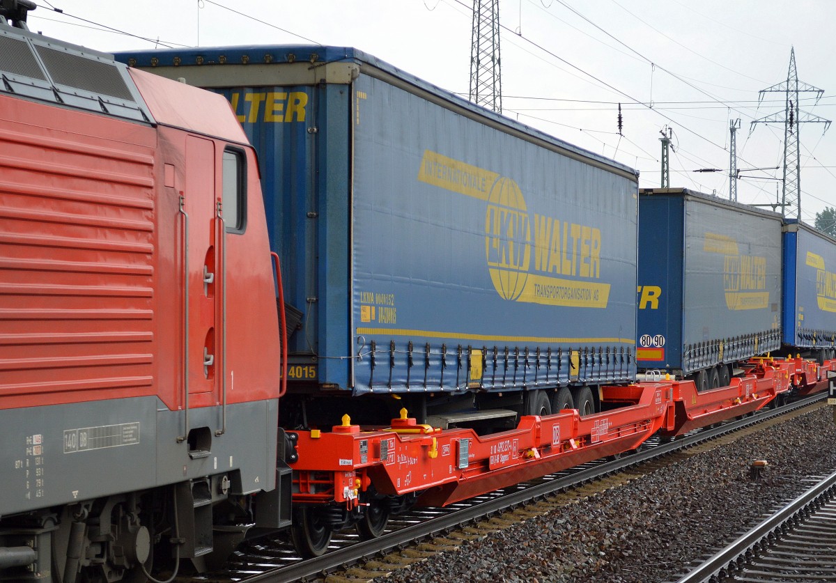 Gelenk-Taschenwagen der DB mi9t der Nr. 31 TEN 80 D-DB 4992 237-6 Sdggmrss 738 am 09.07.14 Bhf. Flughafen Berlin-Sch�nefeld.