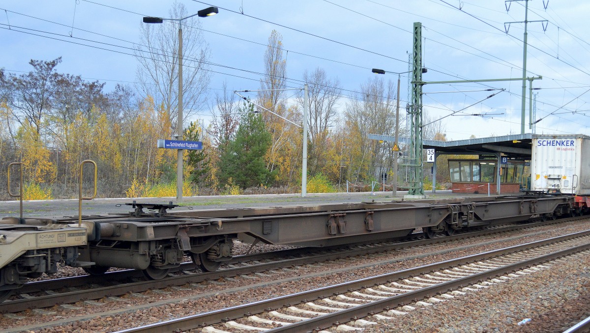 Gelenk-Taschenwagen der DB mit der Nr. 31 RIV 80 D-DB 4953 375-3 Sdggmrs 736 am 09.11.15 Bhf. Flughafen Berlin-Schönefeld.