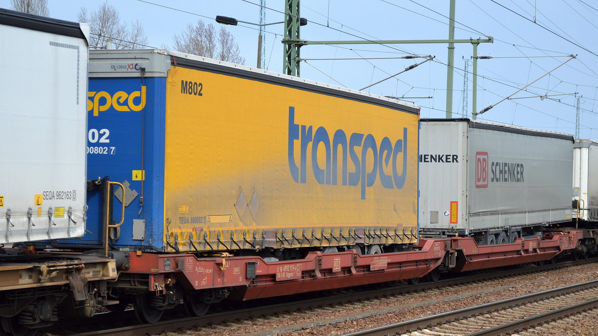 Gelenk-Taschenwagen der DB mit der Nr. 31 TEN 80 D-DB 4992 119-6 Sdggmrss 738 am 03.04.16 Bhf. Flughafen Berlin-Schönefeld.