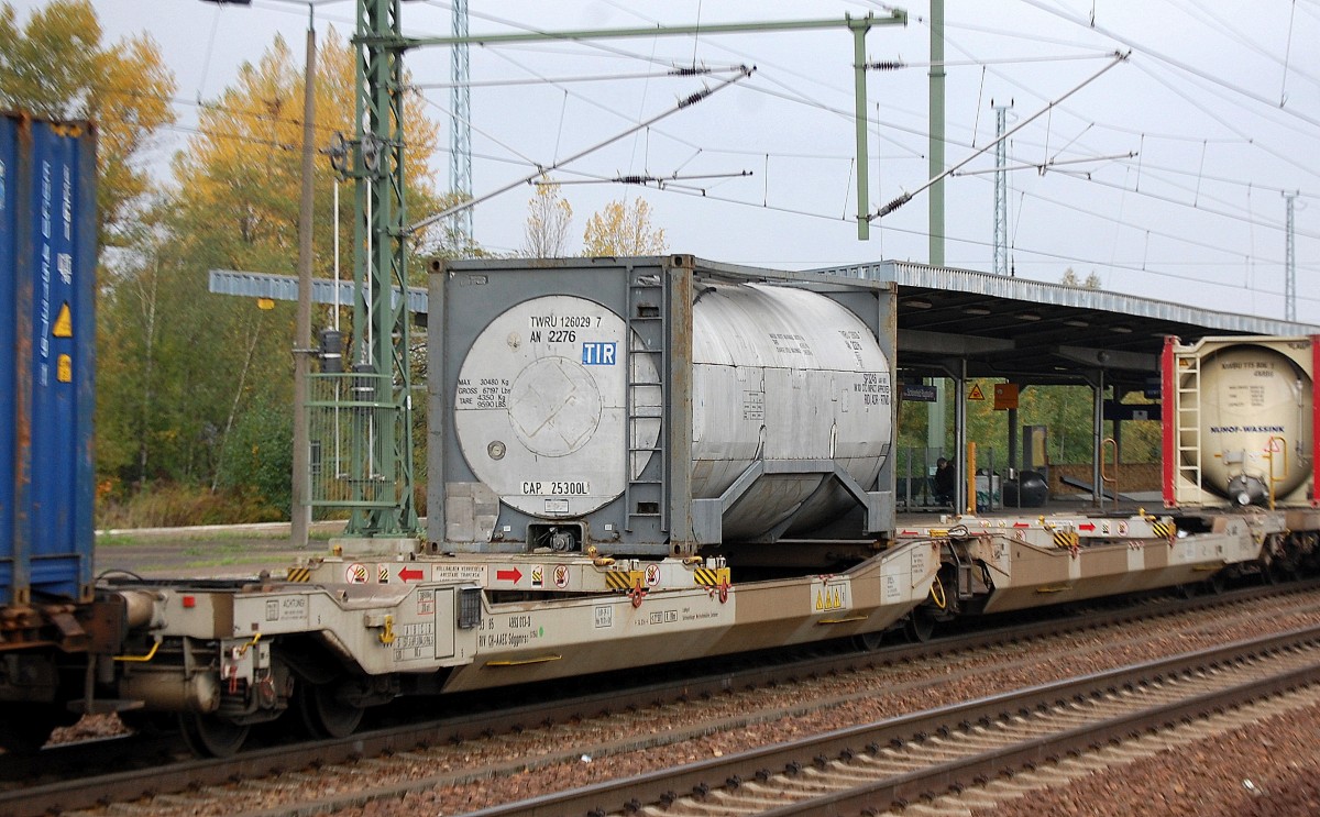 Gelenk-Taschenwagen eingestellt in der Schweiz mit der Nr. 33 RIV 85 CH-AAEC 4993 013-3 Sdggmrss (S 154) beladen mit Kesselcontainer am 16.10.13 Bhf. Flughafen Berlin-Sch�nefeld.
