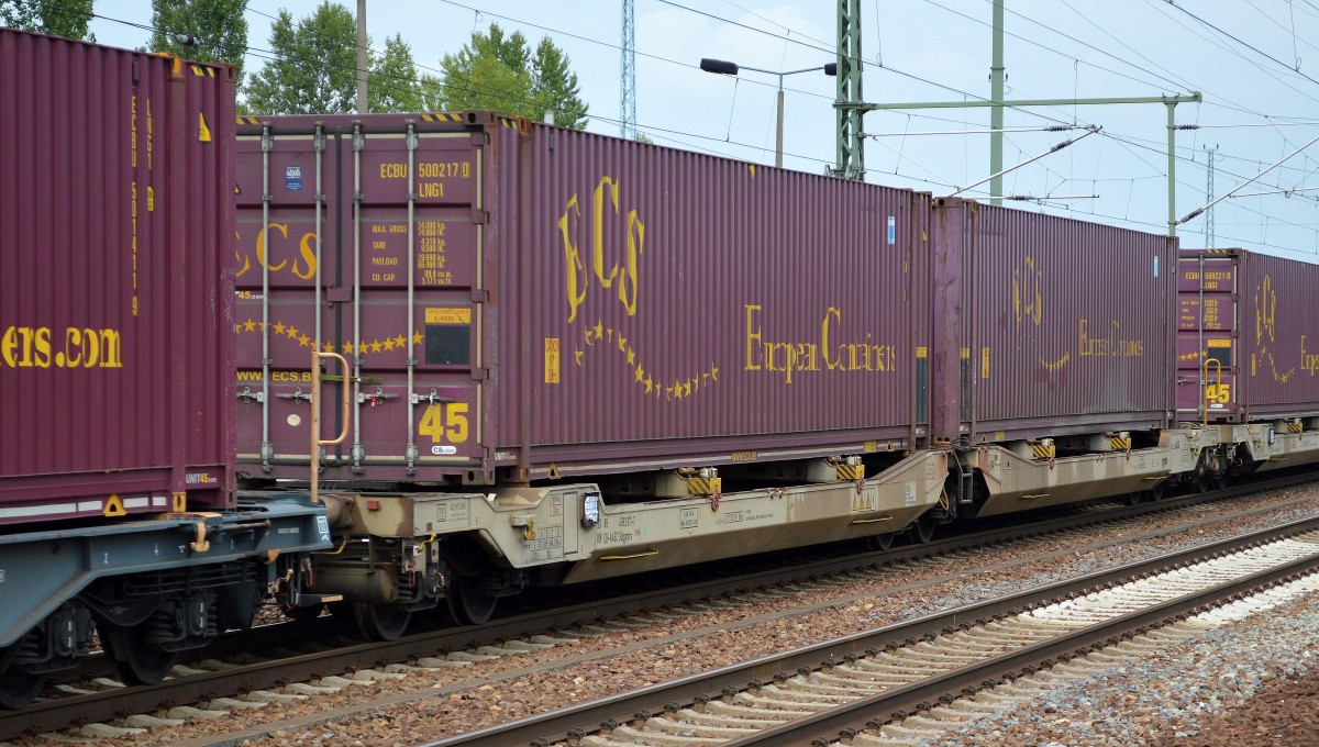 Gelenk-Taschenwagen eingestellt in der Schweiz mit der Nr. 33 RIV 85 CH-AAEC 4993 011-7 Sdggmrs (S 154) am 07.08.14 Bhf. Flughafen Berlin-Sch�nefeld.