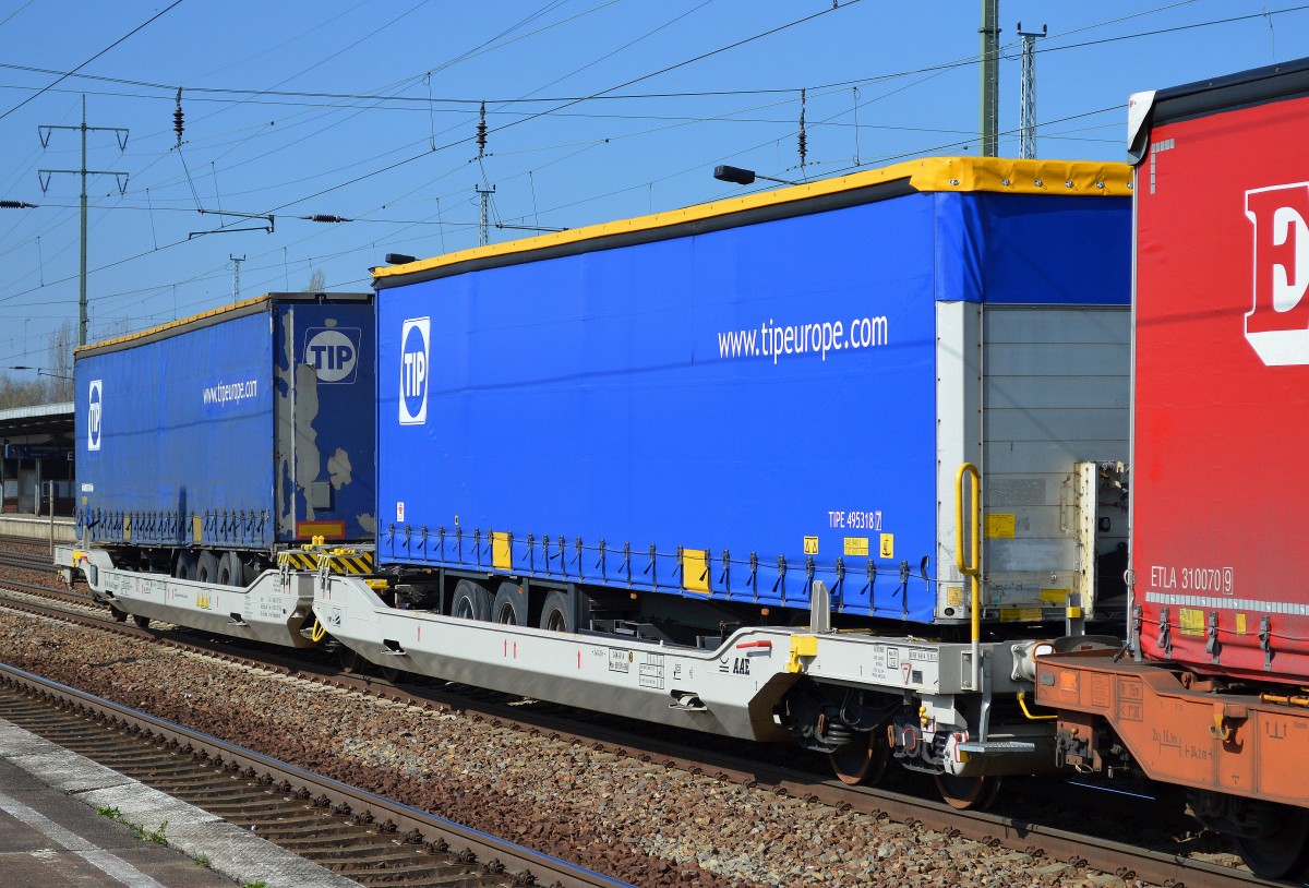 Gelenk-Taschenwagen vom Einsteller AAE eingestellt in der Schweiz mit der Nr. 33 TEN-RIV 85 CH-AAEC 4993 093-5 Sdggmrs 175 am 15.04.15 im ERSR Poznan-Shuttle im Bhf. Flughafen Berlin-Schönefeld.