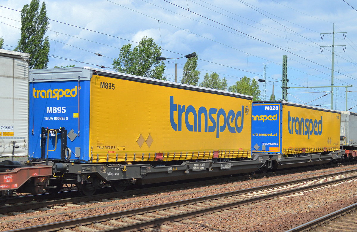 Gelenk-Taschenwagen vom Einsteller Kombiverkehr Dt.Ges. für komb. Güterverkehr GmbH mit der Nr. 37 TEN 80 D-KOMBI 4956 095-6 Sdggmrss beladen mit zwei transped Trailern der österreichischen Transped Holding GmbH am 12.06.17 Bf. Flughafen Berlin-Schönefeld.