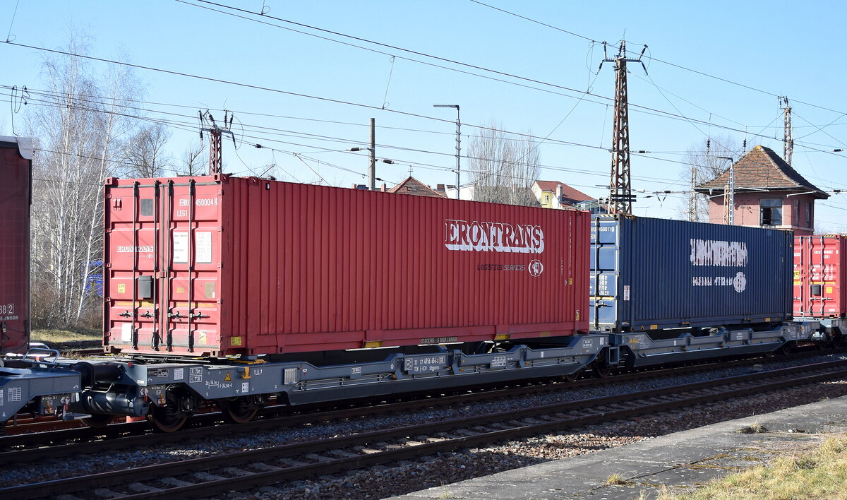 Gelenk-Taschenwagen vom Einsteller Rail Cargo Austria AG mit französischer Registrierung mit der Nr. 33 TEN 87 F-RCW 4956 454-2 Sdggmrss (GE) in einem KLV-Zug auch mit Containern am 04.03.25 Höhe Bahnhof Frankfurt (Oder).