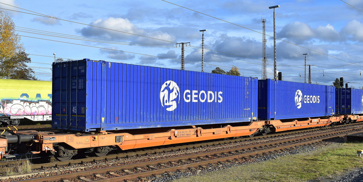 Gelenk-Taschenwagen vom Einsteller WASCOSA AG mit der Nr. 33 TEN 85 CH-WASCO 4992 279-1 Sdggmrss (GE) in einem KLV-Zug am 29.10.25 Höhe Bahnhof Frankfurt/Oder.