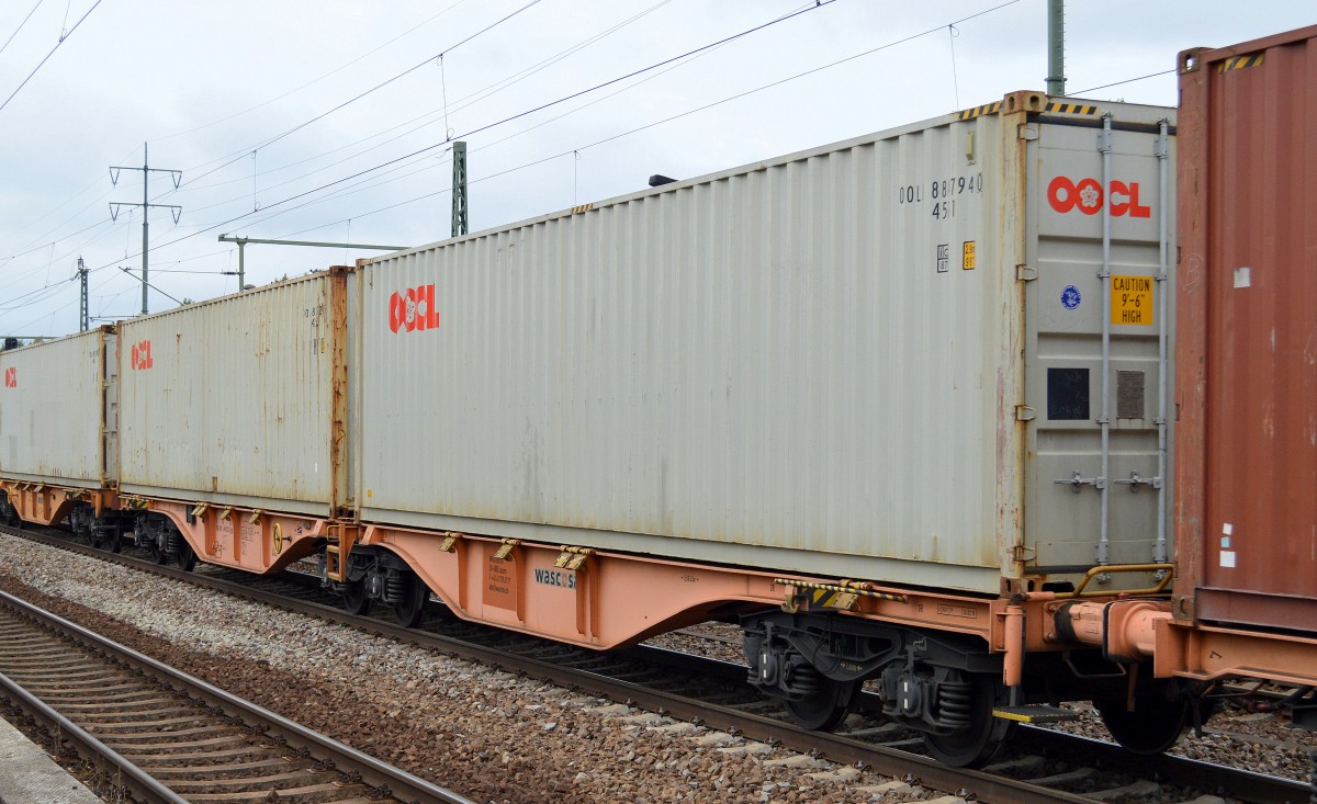 Gelenk-Taschenwagen vom Einsteller wascosa mit der Nr. 37 TEN-RIV 80 D-WASCO 4975 612-5 Sggrss beladen mit zwei OOCL Containern (Orient Overseas Container Line aus Hong Kong) am 26.08.14 Bhf. Flughafen Berlin-Sch�nefeld.