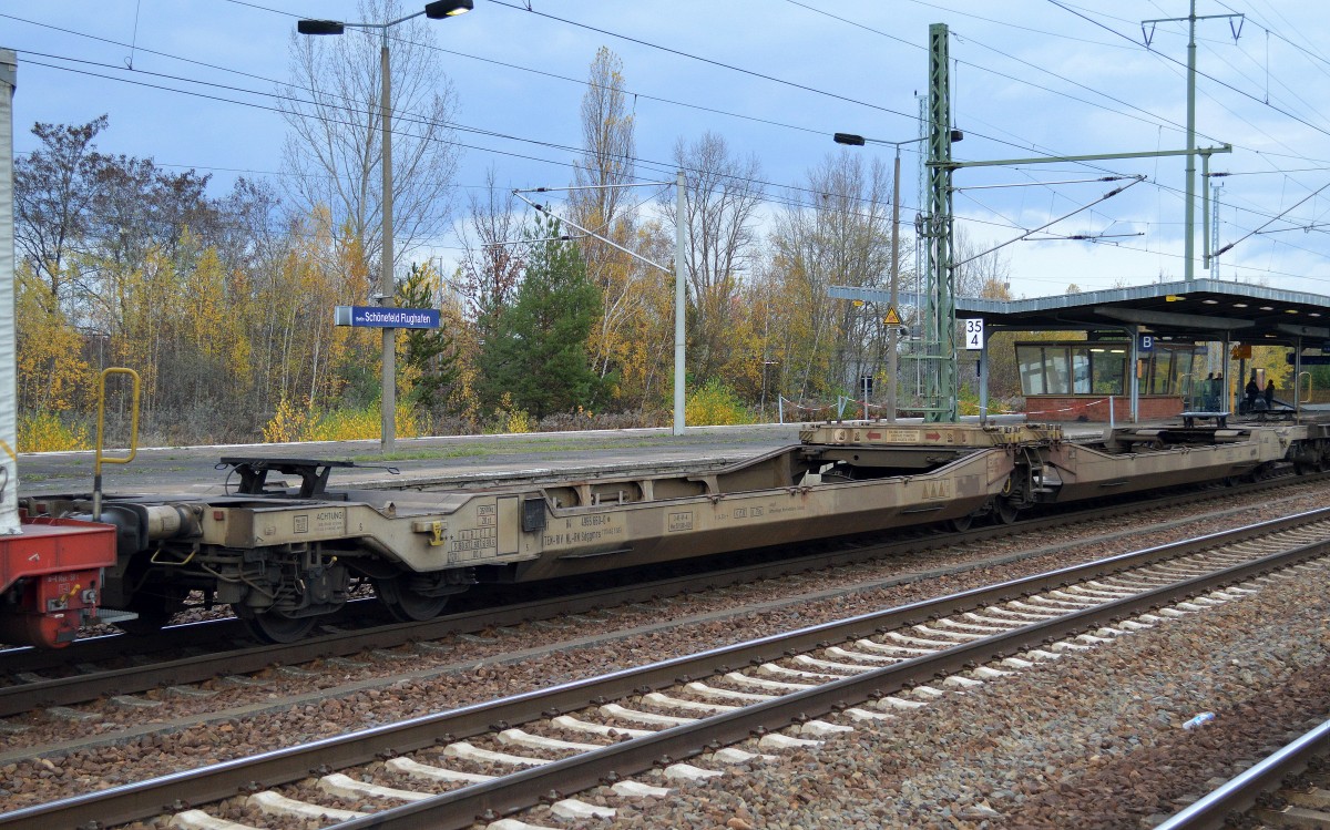 Gelenk-Taschenwagen der Fa. Railion Nederland einem Tochterunternehmen von DB/Schenker mit der Nr. 31 TEN-RIV 84 Nl-RN 4955 660-0 Sdggmrs 717(AAE S145)am 09.11.15 Bhf. Flughafen Berlin-Schönefeld.