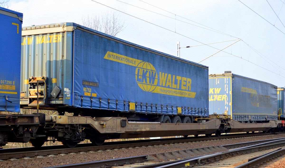 Gelenk-Taschenwagen der Fa. Railion Nederland einem Tochterunternehmen von DB/Schenker mit der Nr. 31 TEN-RIV 84 NL-RN 4955 906-7 Sdggmrs 717(AAE S138) am 09.03.16 Berlin-Wuhlheide.