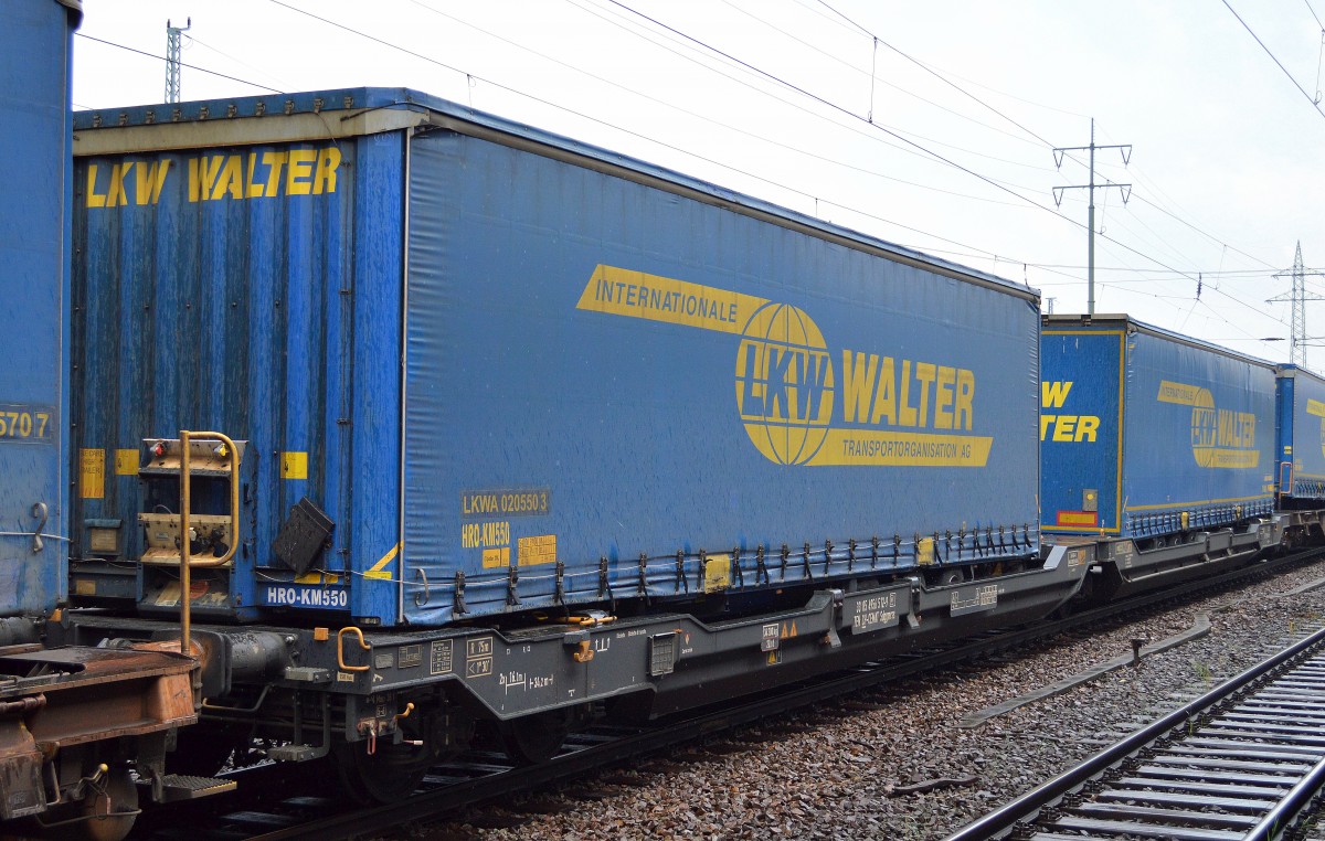 Gelenk-Taschenwagen der italienischen Fa. Cemat S.p.A. aus IT-Milano eingestellt in der Schweiz mit der Nr. 33 TEN 85 CH-CEMAT 4956 512-9 Sdggmrss am 09.07.14 Bhf. Flughafen Berlin-Sch�nefeld.