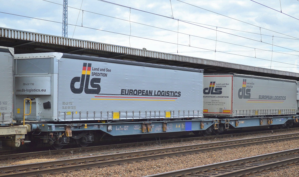 Gelenk-Wechselbehältertragwagen vom Einsteller WASCOSA mit der Nr. 37 TEN-RIV 80 D-WASCO 4993 689-1 Sdggmrs beladen mit Sattelaufliegern von dls EUROPEAN LOGISTICS am 30.07.15 Bhf. Flughafen Berlin-Schönefeld.