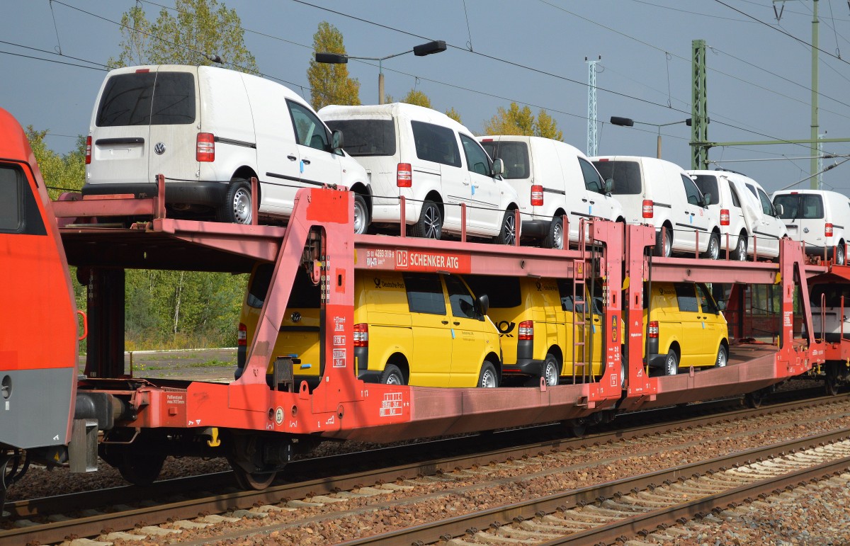 Gelenkwagen für den KFZ-Transport der Fa. ATG Transportlogistic GmbH (DB/Schenker) mit der Nr. 25 RIV 80 D-ATG 4293 319-6 Laes 559 mit fabrikneuen VW-Caddy beladen am 02.10.14 Bhf. Flughafen Berlin-Schönfeld