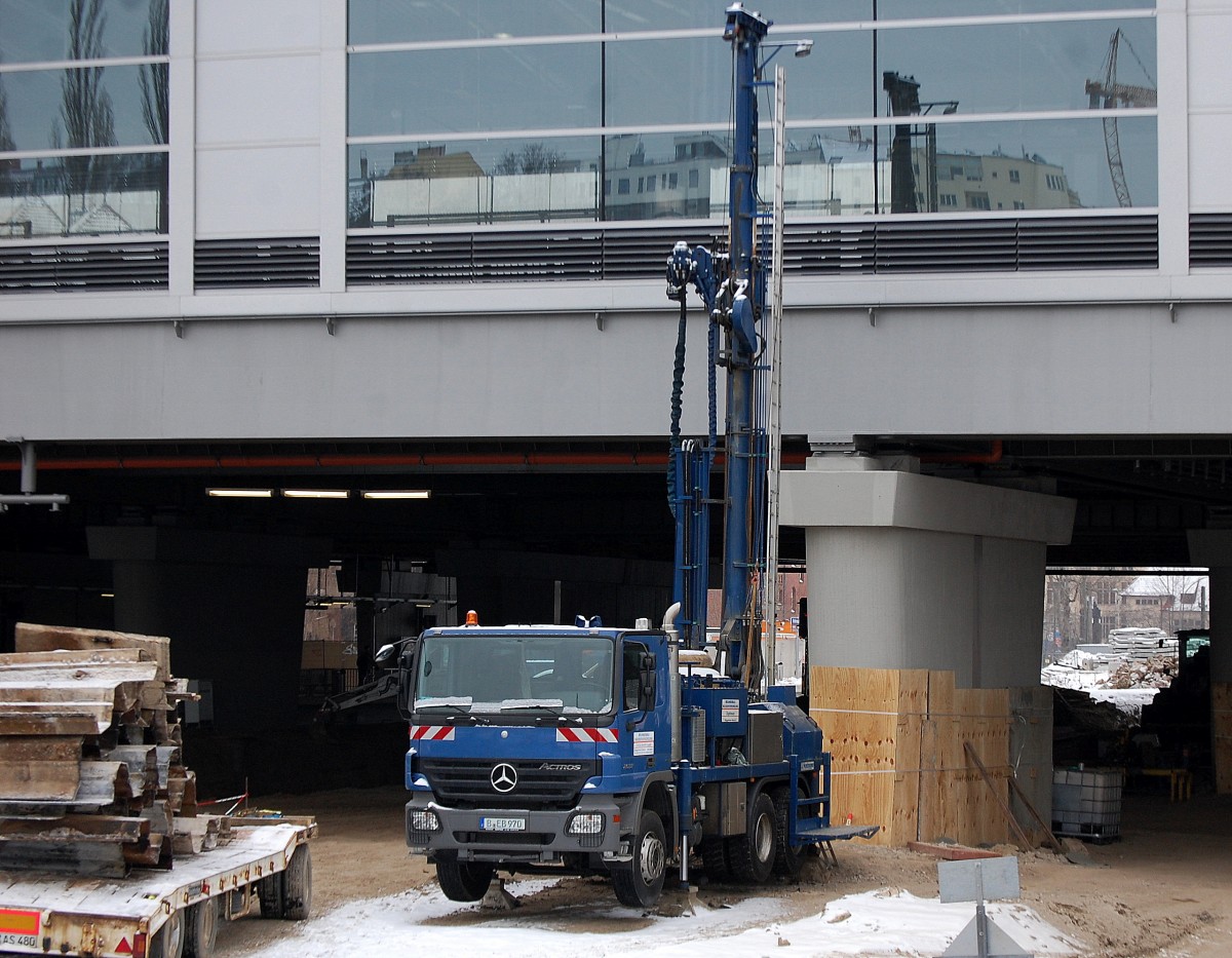 Gesamtansicht MB ACTROS 2632 Bohrturm-LKW der Fa. ENGELMANN GmbH Brunnenbau/Wasserversorgung am 30.01.14 Großbaustelle Berlin-Ostkreuz.