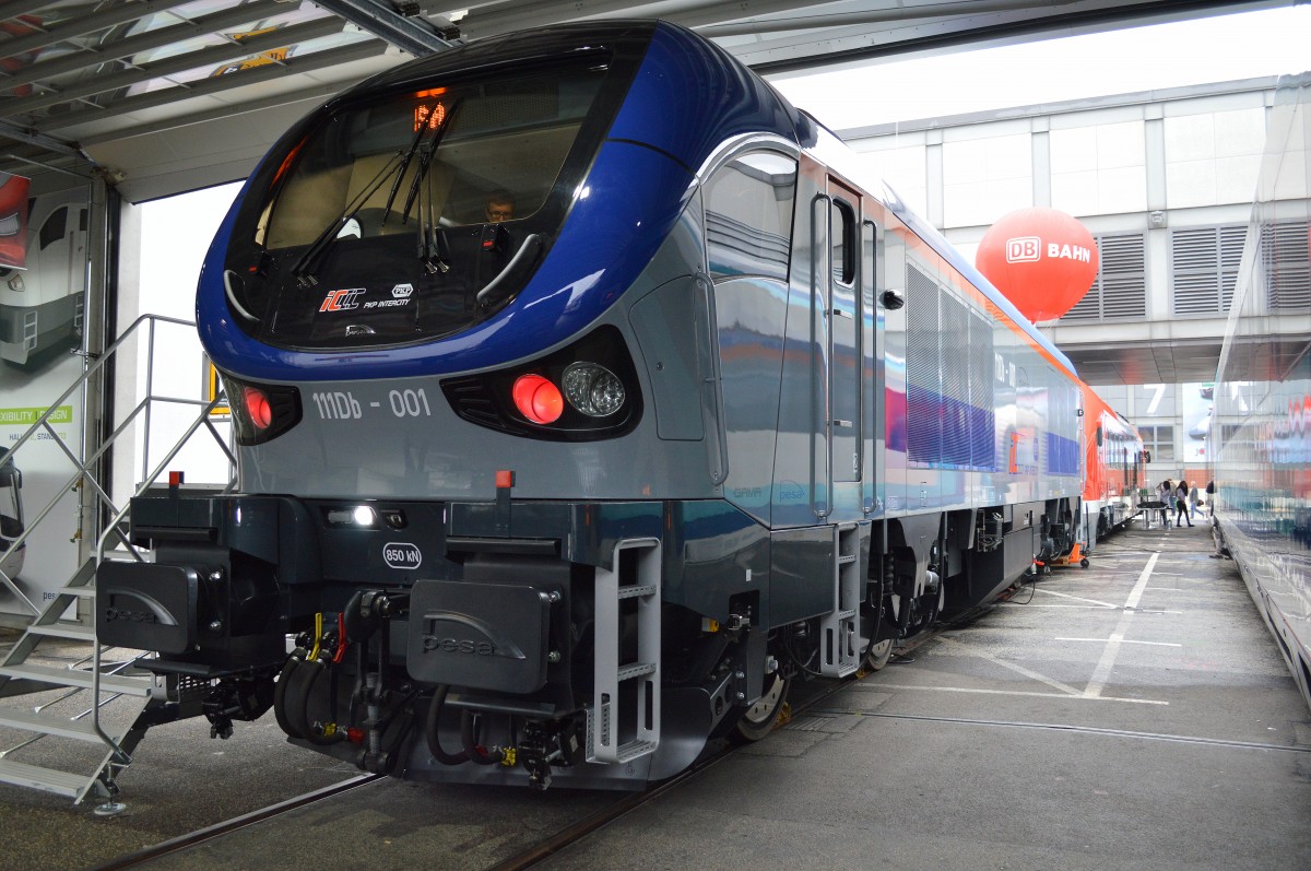 Gleich 10 Dieselokomotiven darf die polnische Fa. PESA für die PKP Intercity nach dem Gewinn einer Ausschreibungs in Polen bauen, diese Diesellokomotiven gehören in die Gama-Familie zu der diese schöne Diesellokomotive (Lok 111Db - 001) auch zählt, 26.09.14 Inno Trans Berlin.