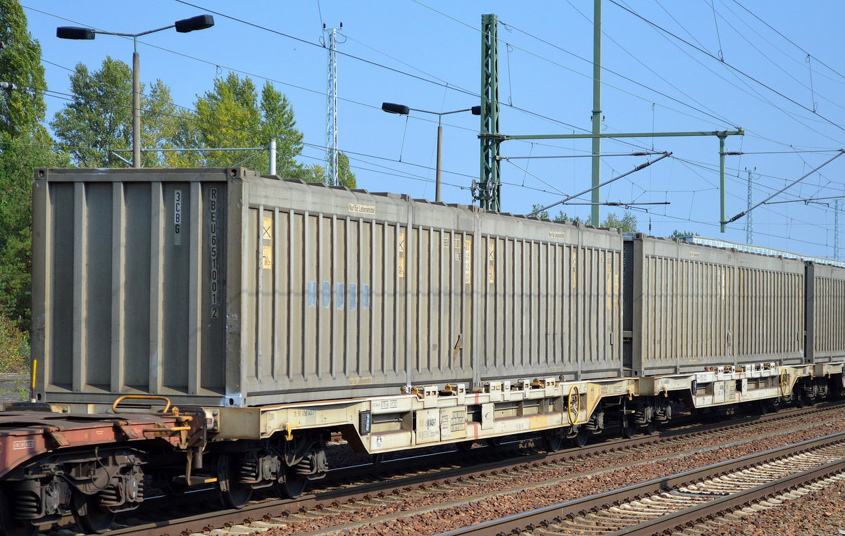 Gleich eine ganze Reihe dieser grauen Bulk-Coantainer (HOYER?) am 14.09.16 Bf. Fluaghfen Berlin-Schönefeld.