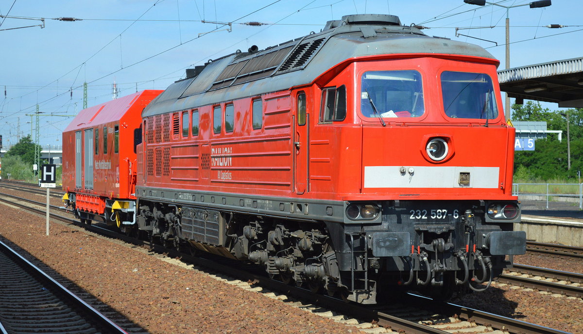 Gleich zweimal durchfuhr heute in die jeweils andere Richtung 232 587-6 mit einem nagelneuen Hilfszugwagen der DB Netz Notfalltechnik den Bf. Flughafen Berlin-Schönefeld, 27.06.17