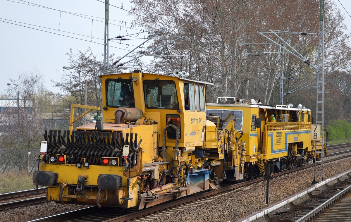 Gleisbaumaschinengespann von JumboTec mit Gleisstopfmaschine von P&T 09-32 CSM + Schnellschotterplaniermschine SSP 110 SW am 31.03.14 Richtung Karower Kreuz Berlin in Mühlenbeck/Mönchmühle b.Berlin.