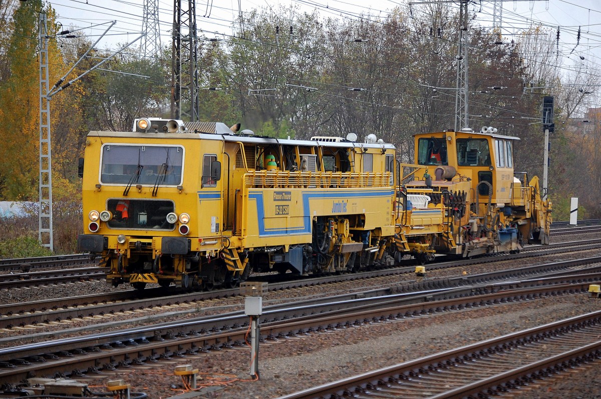 Gleisbaumaschinenzug der Fa. Jumbo Tec mit Gleistopfmaschine P&T 09-32 CSM + Schnellschotterplaniermaschine SSP 110 SW am 13.11.13 Berlin-Springpfuhl.