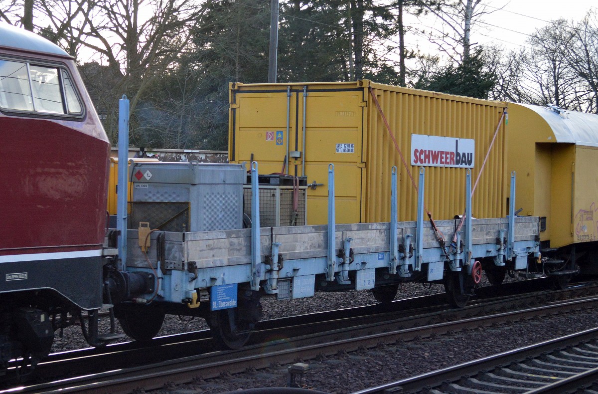 Gleisbaumschinenzug der Fa. Schweerbau mit einem Flachwagen mitv Rungen mit der nr. 27 RIV 80 D-SFH 3302 018-3 Ks Bf.: Eberswalde beladen mit Werkzeug-Container am 23.02.16 Berlin-Hirschgarten. 

 