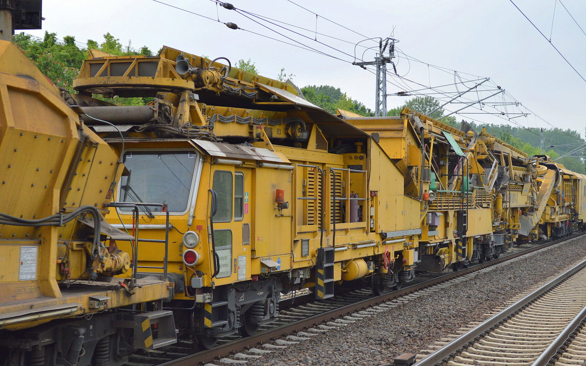 Gleisbettreinigungsmaschine vom Typ RM 801-2 am 24.05.16 gezogen von 233 493-6 der DB Bahnbau Gruppe, Berlin Hohenschönhausen.