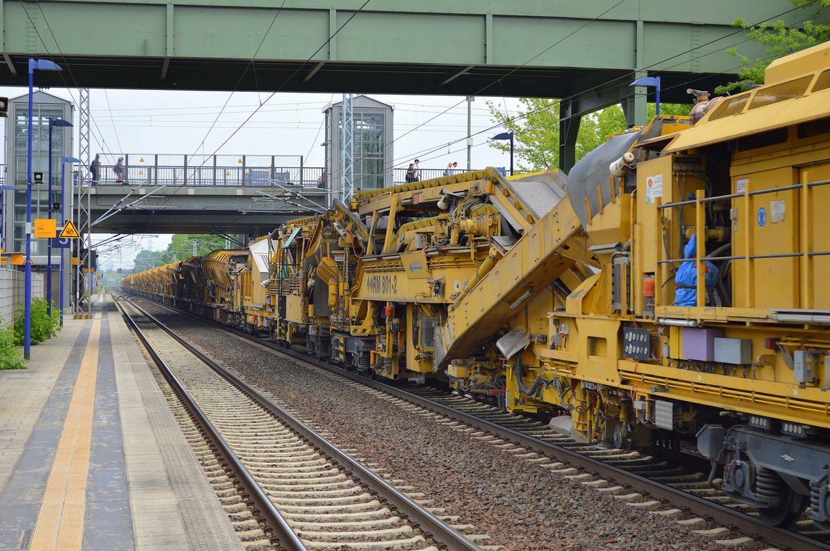 Gleisbettreinigungsmaschine vom Typ RM 801-2 am 24.05.16 gezogen von 233 493-6 der DB Bahnbau Gruppe, Berlin Hohenschönhausen.
