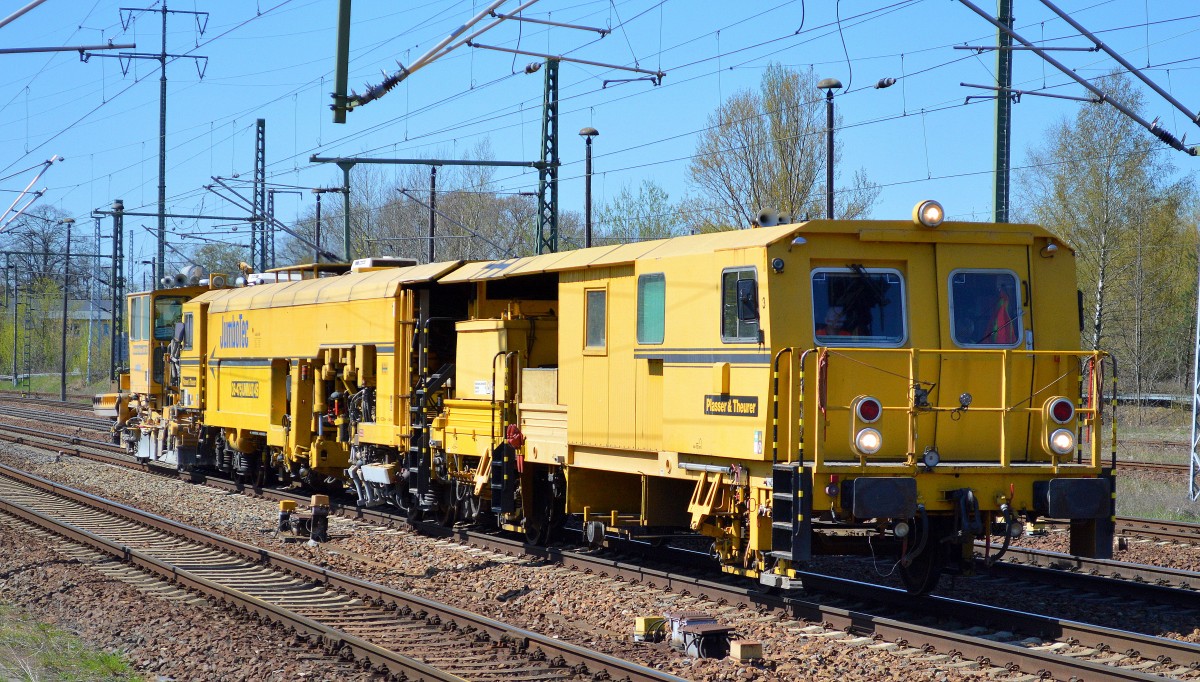 Gleisstopfmaschine P&T 08-275 UNIMAT 4S + Deutsche Plasser SSP 100 Gleisschotterplaniermaschine der Fa. JumboTec am 20.04.15 Durchfahrt Bhf. Flughafen Berlin-Schönefeld.