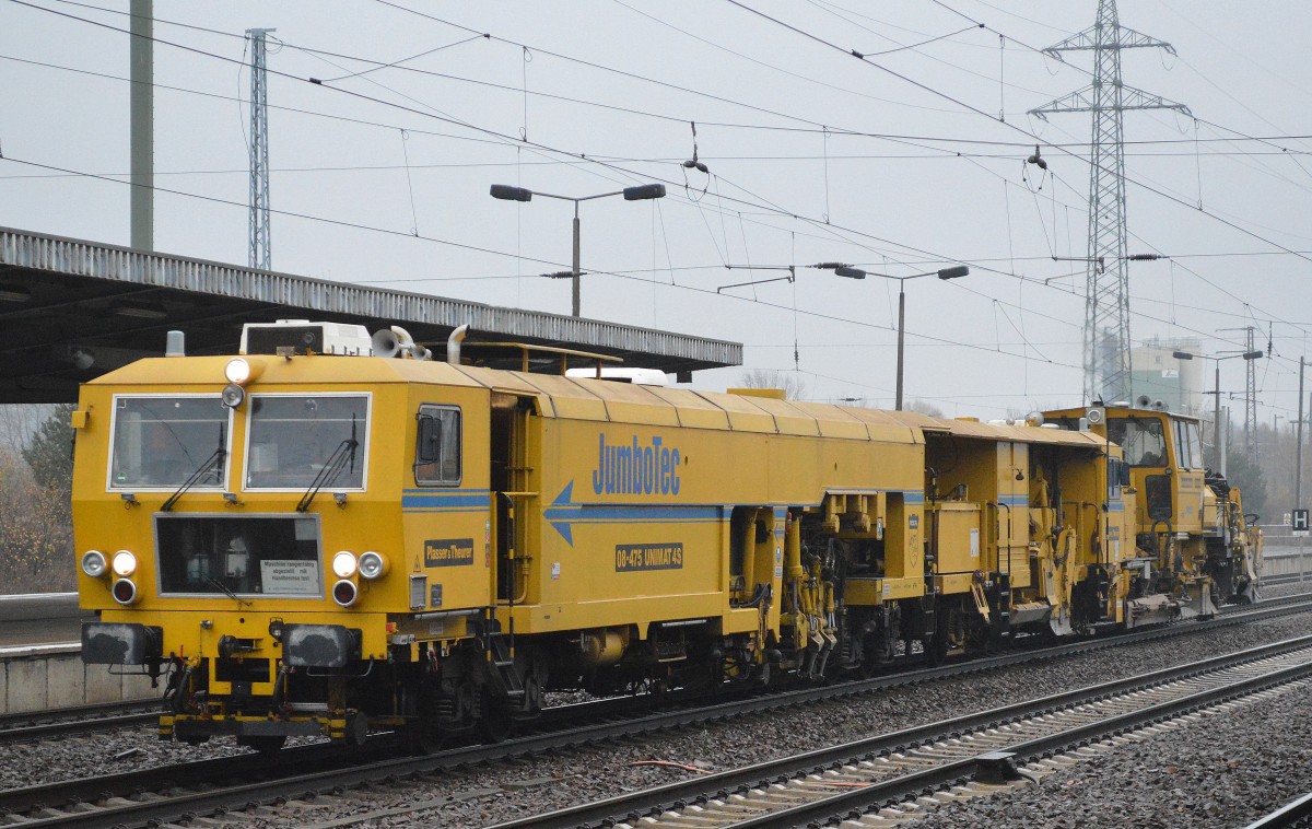 Gleisstopfmaschine P&T 08-475 UNIMAT 4S + SSP 110 SW Schnellschotterplaniermaschine der Fa. JumboTec am 19.11.14 Durchfahrt Bhf. Flughafen Berlin-Schönefeld.