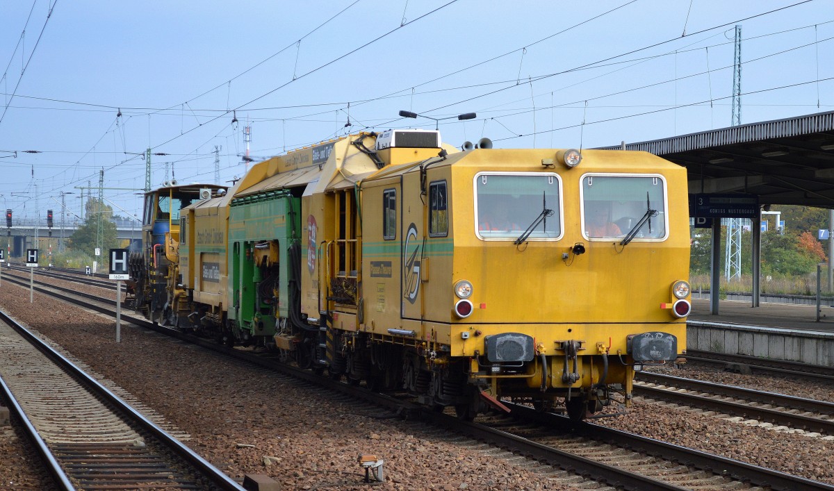 Gleisstopfmaschine P&T UNIMAT 09-475/4S * Schnellschotterpalniermaschine SSP 110 W der Fa. Lasch GmbH Zwickau am 22.10.15 Bhf. Flughafen Berlin-Schönefeld.