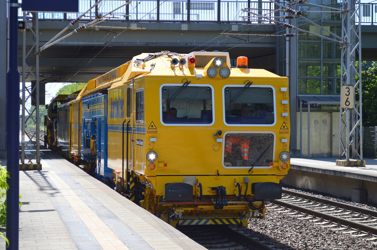 Gleisstopfmaschine P&T UNIMAT 09-4X4/4S DYNAMIC von JumboTec mit Schienschotterplaniermaschine am 01.06.17 Durchfahrt Bf. Berlin-Hohenschönhausen.