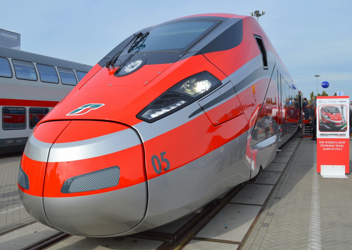 Glücklicherweise muss man sich nicht wie vor zwei Jahren den optisch wenig gelungenen Valero Hochgeschwindigkeitszug von Siemens noch einmal antun. Dafür steht diese Schönheit da, der FRECCIAROSSA 1000 (FS ETR 1000) vom Firmenkonsortium Bombardier Transportation und AnsaldoBreda gebaut, innen wie außen eine Genuß, Inno Trans 2014 am 24.09.14 