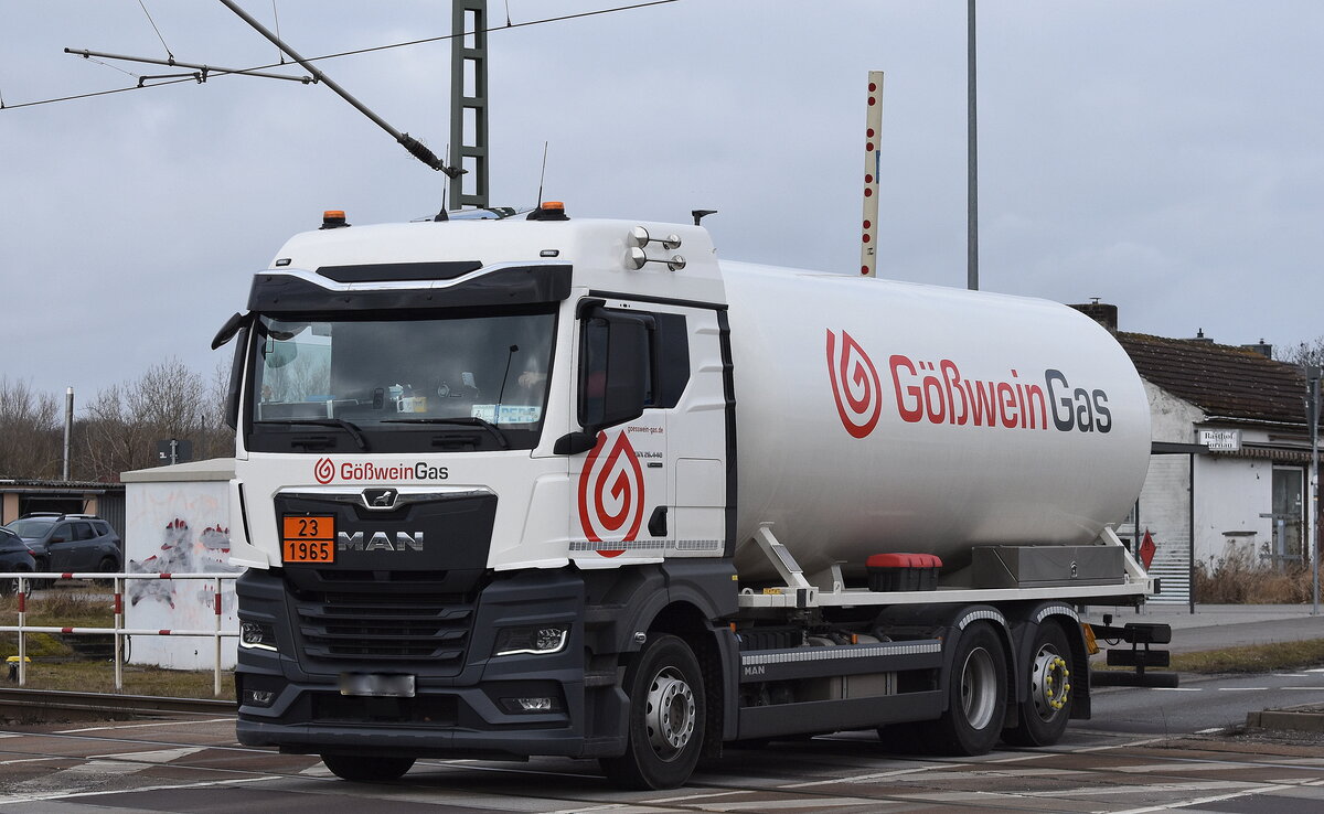 Gößwein-Gas GmbH mit einem MAN TGX 26.440 Gastank-LKW, lt. UN-Nr.: 23/196 für das Gas 	Kohlenwasserstoffgas, Gemische am 24.02.26 Bahnübergang Rodleben. 